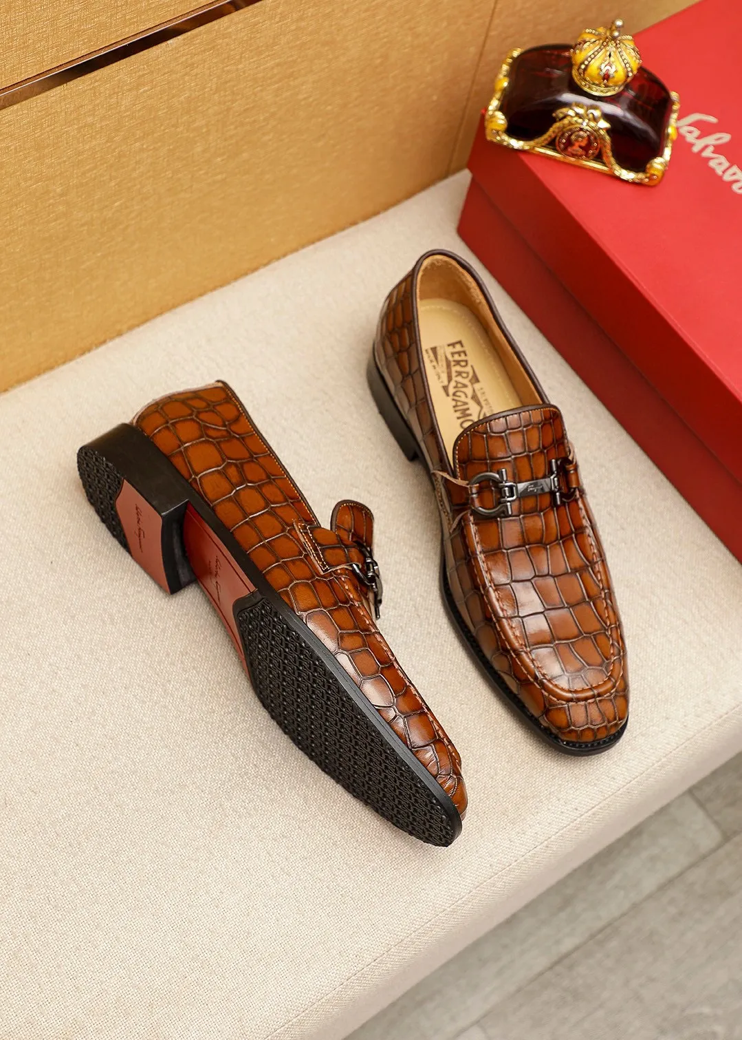 Men's shoes 💰460 💐 Product trademark: Ferragamo "Ferragamo" casual leather shoes Regular size: 38-44 (45.46🉑️customized) Product materials: Selected imported first-layer open-edge beaded cowhide floral upper + luxury hardware buckle, imported water-dyed cowhide leather lining. Strong three-dimensional visual effect, original outsole color: 2 colors available
